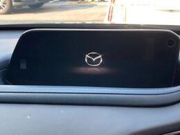 【マツダコネクトナビ】車内の雰囲気にマッチした一体型タイプのナビ。各種車輌設定やBluetooth再生等、様々な機能が楽しめます。直感的なダイヤル操作が可能で、使い勝手も良好です。