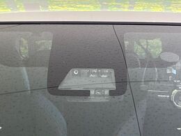 【プリクラッシュセーフティ】前方の車両等を検知し、衝突しそうな時は警報で注意を促し、ブレーキを踏む力をサポート。ブレーキを踏めなかった場合は衝突被害軽減ブレーキが作動、衝突回避をサポートします。