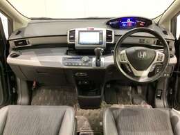 車内は光触媒抗菌消臭施工済です。インパネ周りはスタイリッシュなデザインで機能や装備も充実しています。グローブボックスやカップホルダーのほかにトレーなどたくさんの収納スペースが付いています。