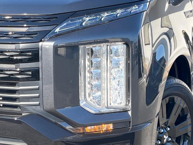 【LEDヘッドライト】悪天候や夜間走行時も良好な視界を確保し安心して運転できる高輝度LEDヘッドライトを装備！点灯速度が早く、消費電力も抑えられています。