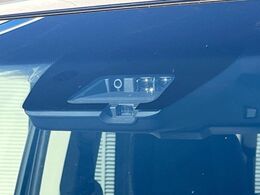 【三菱e-Assist】走行中に前方の車両等を認識し、衝突しそうな時は警報とブレーキで衝突回避と被害軽減をアシスト。より安全にドライブをお楽しみいただけます。