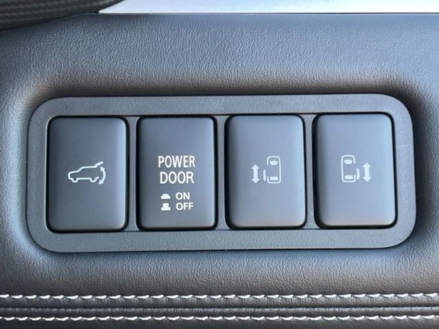【両側パワースライドドア】スマートキーや運転席のスイッチで後席両側スライドドアの開閉が可能♪電動だから力を入れてドアを開ける必要が無く、小さなお子様でも簡単に開け閉めでき快適です♪