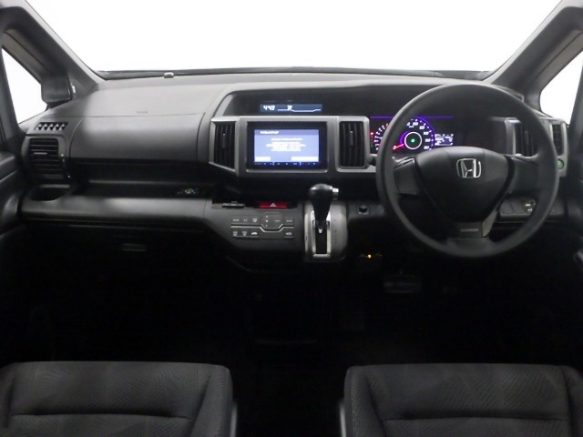 ドライバーを包み込むように、ディスプレーやスイッチ、コンソールを配置。座った瞬間から運転への期待が！空間そのものの心地よさにこだわっています。