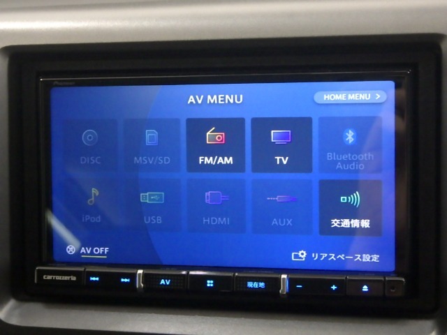 フルセグテレビ搭載。DVD・CD再生・Bluetoothオーディオに対応しています。