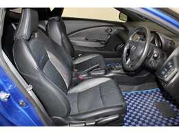 ゆったりとした運転席、助手席です。運転席はシートハイトアジャスター付きで高さ調整が出来るので、いろんな人のドライブポジションに合います。