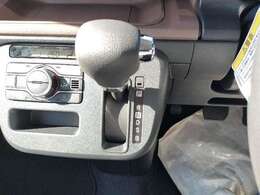 発進時や後退時に操作するレバーです。操作のしやすさが肝になってきます。ぜひ一度体感してください。