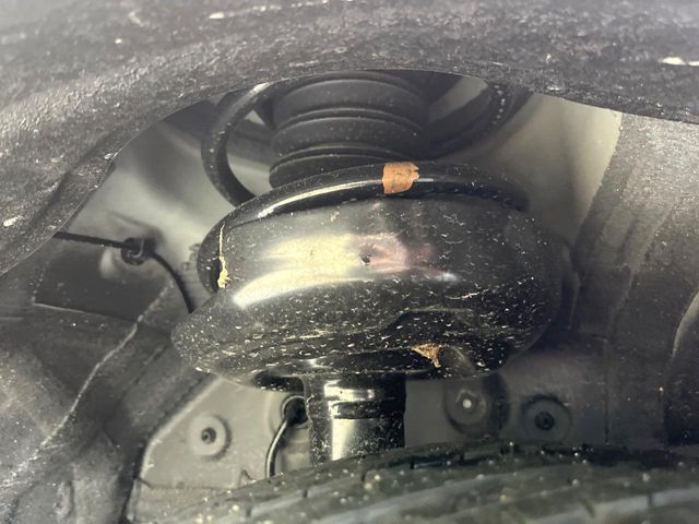 お車を安心してお乗りいただく為には、足回りの定期点検が欠かせません。サービスサポート（有償保証）では無料点検もご提供しており、安心のカーライフをお過ごしいただけるサポート体制が整っています。