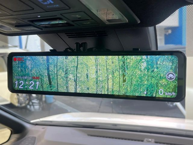 【デジタルインナーミラー】後席の大きな荷物や同乗者で後方が確認しづらい時でも安心！カメラが撮影した車両後方の映像をルームミラー内に表示。クリアな視界で状況の確認が可能です！