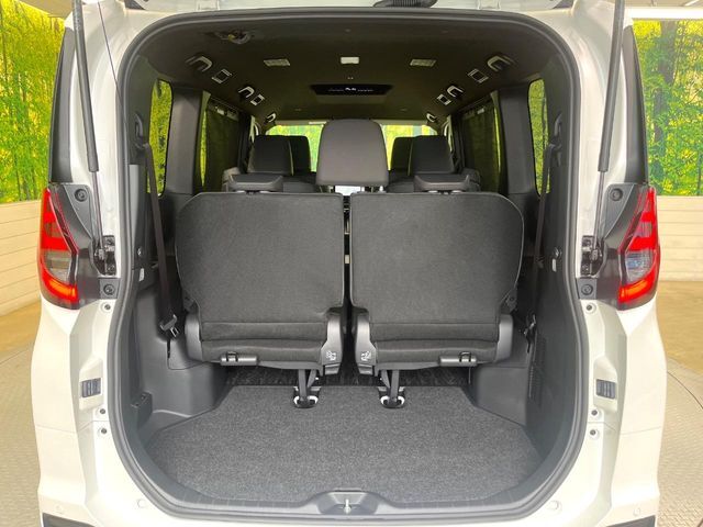 普段のお買い物や通勤、送迎等に十分な荷室スペースを確保しております。セカンドシートを倒すと、大きな荷物の積載も可能です♪
