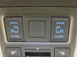 【両側パワースライドドア】スマートキーや運転席のスイッチで後席両側スライドドアの開閉が可能♪電動だから力を入れてドアを開ける必要が無く、小さなお子様でも簡単に開け閉めでき快適です♪