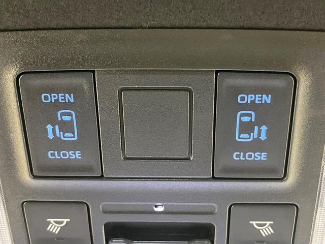 【両側パワースライドドア】スマートキーや運転席のスイッチで後席両側スライドドアの開閉が可能♪電動だから力を入れてドアを開ける必要が無く、小さなお子様でも簡単に開け閉めでき快適です♪