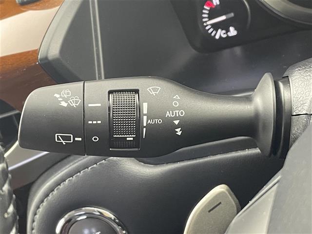 【運転席操作部】『運転席周辺の装備』の画像になります。快適なドライブを楽しむための機能が装備されています！運転席から触れるので使いやすいです！