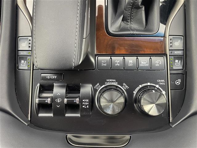 【運転席操作部】『運転席周辺の装備』の画像になります。快適なドライブを楽しむための機能が装備されています！運転席から触れるので使いやすいです！