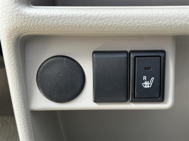 こちら運転席周りの操作部分の写真になります。各部しっかり動作の確認をしておりますので、ご安心だくさい。また、第三者機関の鑑 定書もありますので、そちらも併せて、ご確認いただければ幸いです！