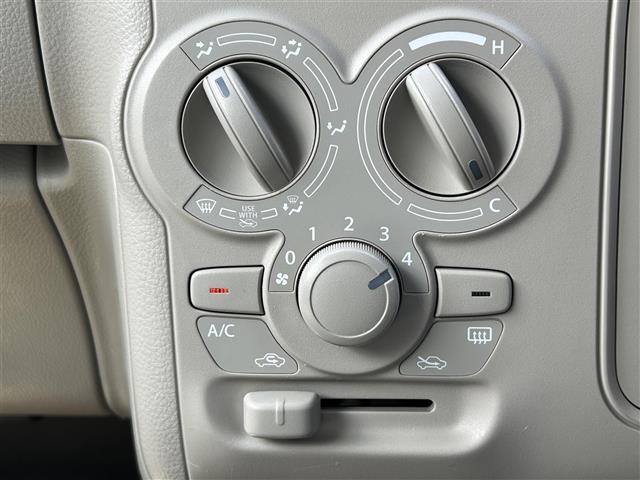 こちら運転席周りの操作部分の写真になります。各部しっかり動作の確認をしておりますので、ご安心だくさい。また、第三者機関の鑑 定書もありますので、そちらも併せて、ご確認いただければ幸いです！