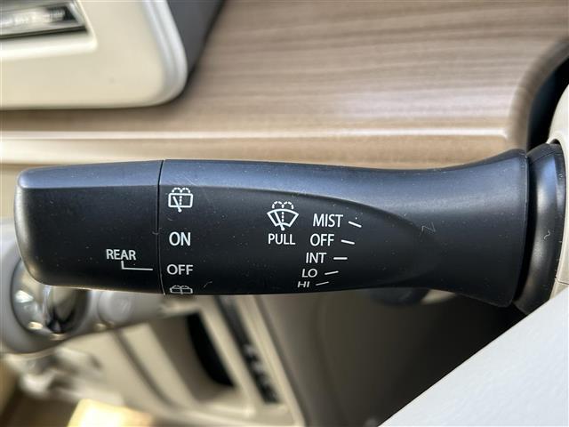 こちら運転席周りの操作部分の写真になります。各部しっかり動作の確認をしておりますので、ご安心だくさい。また、第三者機関の鑑 定書もありますので、そちらも併せて、ご確認いただければ幸いです！
