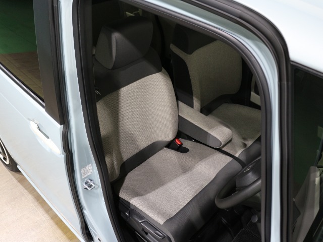 程よい硬さとホールド性が高いシートで長時間運転も快適です。