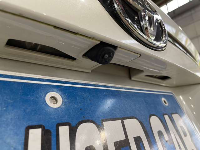 バックモニター付。路肩や低い障害物を見落とす事もなくなりますし、ギリギリの駐車でも安心して運転できますね。