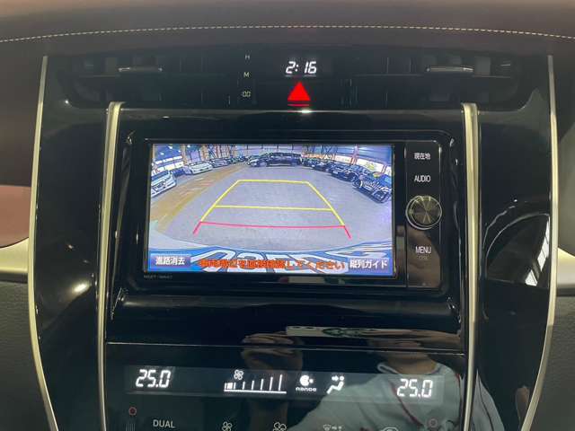 バックモニター付。路肩や低い障害物を見落とす事もなくなりますし、ギリギリの駐車でも安心して運転できますね。