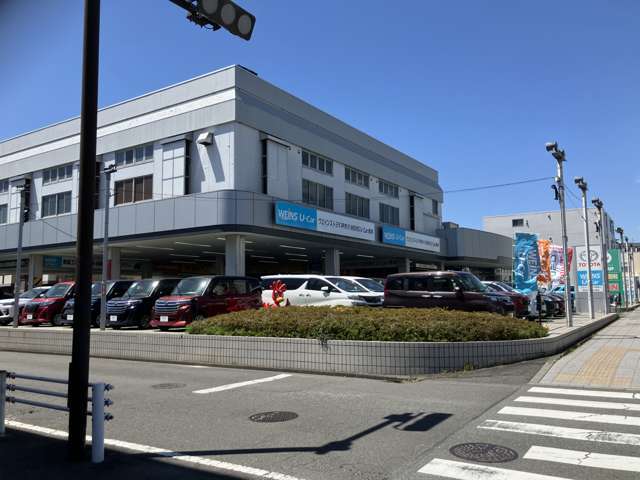 屋内にに50台展示しております。悪天候でもじっくり車両確認できます！