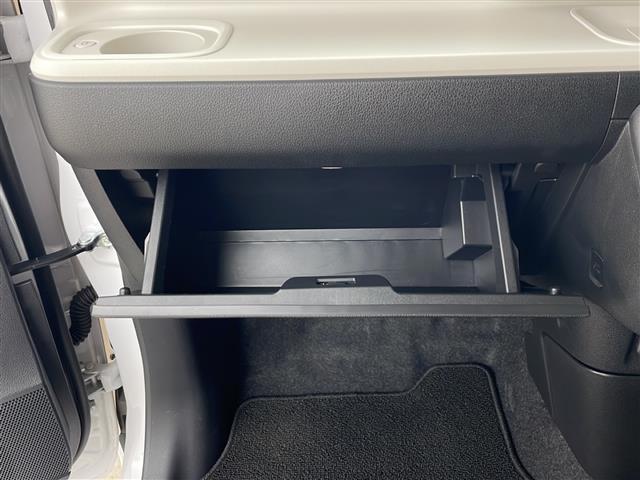 【グローブボックス】車検証ケースや、日頃使う小物類の収納に便利ですね！