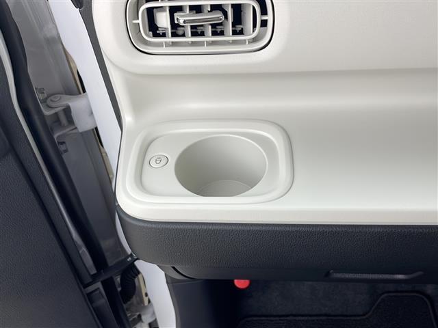 【ドリンクホルダー】長時間のドライブを快適に過ごすために、必須の車内アイテムですね。