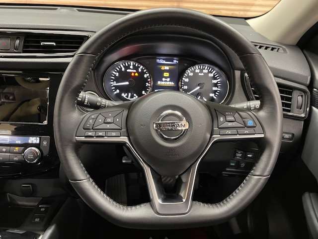 4WD　プロパイロット　アラウンドビューモニター　インテリジェントルームミラー　パワーバックドア　純正18インチアルミホイール　レーダークルーズ　スマートキー　LEDヘッドライト　コーナーセンサー