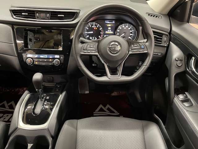4WD　プロパイロット　アラウンドビューモニター　インテリジェントルームミラー　パワーバックドア　純正18インチアルミホイール　レーダークルーズ　スマートキー　LEDヘッドライト　コーナーセンサー