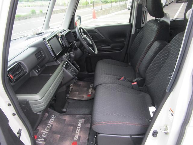 フロントシートはベンチシートです。インパネシフトで足元は広々。運転席と助手席はウォークスルーできます。