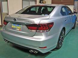 ★リヤシートエンターテイメントシステム（天井付9インチ高精細ディスプレイ・ブルーレイディスクプレーヤー・SDカードスロット・ビデオ端子・リモコン付）★USB/AUX入力端子（イルミネーショん付）