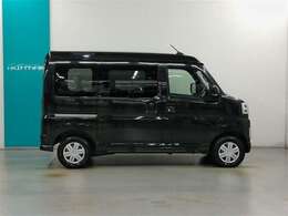 ボデーカラーは人気のブラックマイカメタリックです。