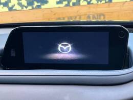 【マツダコネクトナビ】車内の雰囲気にマッチした一体型タイプのナビ。各種車輌設定やBluetooth再生等、様々な機能が楽しめます。直感的なダイヤル操作が可能で、使い勝手も良好です。