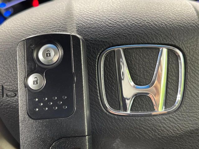 【Hondaスマートキー】カバンやポケットに入れたままでもドアの施錠・解錠が可能なスマートキーを装備。エンジンのオン・オフ時もカギを取り出す必要が無いからとっても便利です♪
