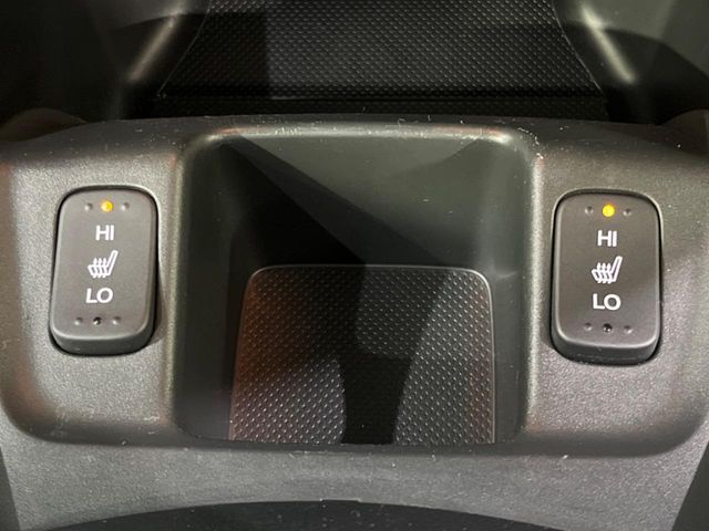 【シートヒーター】寒い日に重宝するシートヒーター！エアコンより早く温まってくれるので寒がりの人も安心ですね♪エアコンの温風は乾燥するから苦手、という方にもをおすすめです。