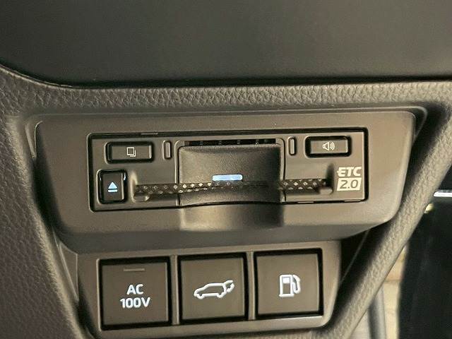 【ETC車載器】を装備しておりますので、ご納車直後からの遠距離ドライブも可能です。土日の利用料金の割引や、朝夕の通行料金を割引料金で高速道路をお楽しみいただけます。