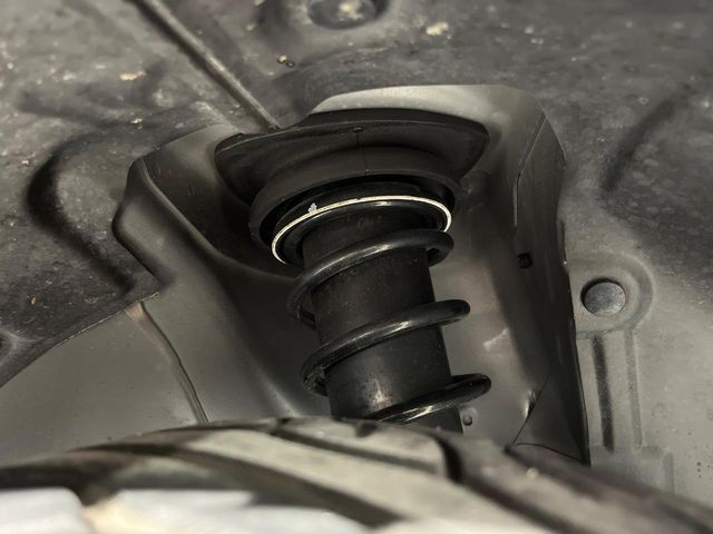 お車を安心してお乗りいただく為には、足回りの定期点検が欠かせません。サービスサポート（有償保証）では無料点検もご提供しており、安心のカーライフをお過ごしいただけるサポート体制が整っています。