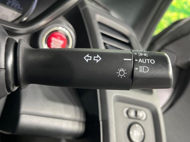 【オートライト】周りの明るさに応じて自動でヘッドライトの点灯・消灯ができる機能です！ライトの付け忘れ・消し忘れなどが無くなり、雨の日や夕方の走行も安心！トンネル通過時も便利ですね♪