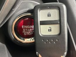 【Hondaスマートキー】カバンやポケットに入れたままでもドアの施錠・解錠が可能なスマートキーを装備。エンジンのオン・オフ時もカギを取り出す必要が無いからとっても便利です♪