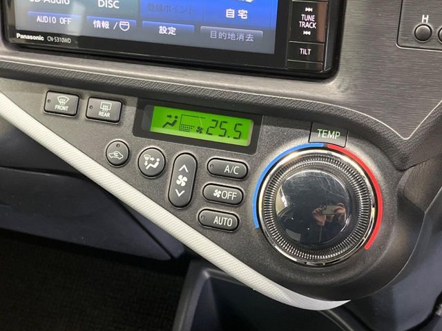 【オートエアコン】一度お好みの温度に設定すれば、車内の温度を検知し風量や温度を自動で調整。暑い…寒い…と何度もスイッチ操作をする必要はありません。快適な車内空間には必須の機能ですね♪