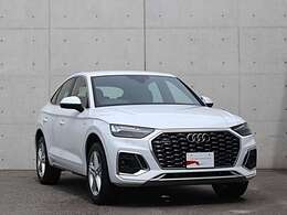 ●サイドラインはフロントからリヤまで伸びる一直線の水平ラインを基調とした上品なデザインです。リヤデザインは厚みがあり、後続車のドライバーに、安定感、重厚感を感じさせるAudiらしいデザインです。