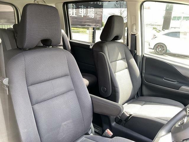 乗り降りしやすい室内高です♪運転席助手席ともに個別のアームレストも装備されています。