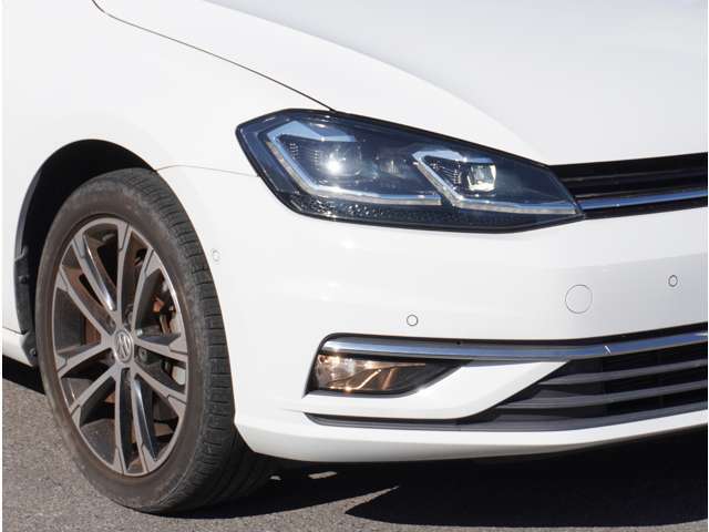 外装は、真心込めて丁寧に磨きをかけておりますので、ピカピカに仕上がっております。中古車でもこのキレイな状態は必見です！