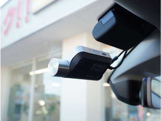 【前ドライブレコーダー】安心・安全なカーライフに必須のドライブレコーダーを装備。あおり運転や事故に遭遇した際の状況も映像で記録し、万一のリスクに備えます。