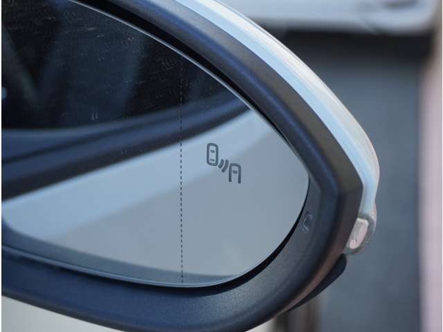 【ブラインドスポットモニター】車線変更時などに見えにくい位置にいる車を検知します。安心して運転できます。