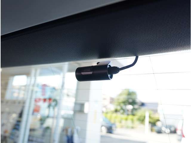 【後ドライブレコーダー】安心・安全なカーライフに必須のドライブレコーダーを装備。あおり運転や事故に遭遇した際の状況も映像で記録し、万一のリスクに備えます。