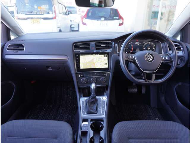 インパネ廻りの画像となります。車両評価証にてダッシュボードのり跡など、前ユーザー様がナビまたレーダーなど取り付けされていた車両もございます。評価証にてご確認頂くか現車確認をお勧めさせて頂きます。