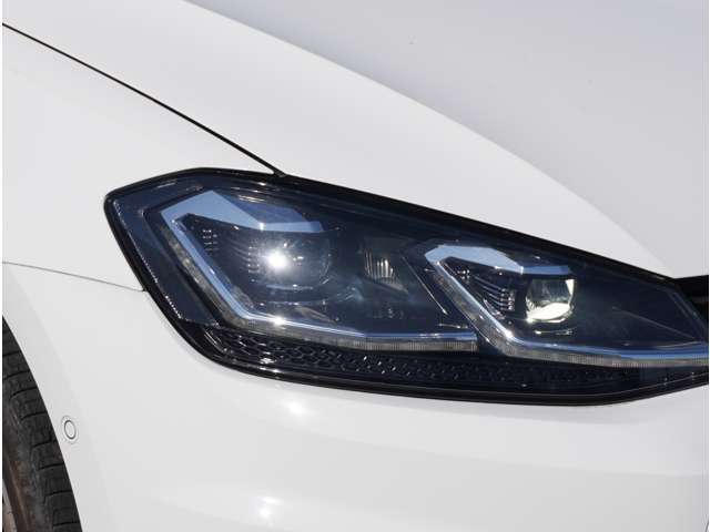 【LEDヘッドライト】悪天候や夜間走行時も良好な視界を確保し安心して運転できる高輝度LEDヘッドライトを装備。明るい上に点灯速度が早く消費電力も抑えられています。