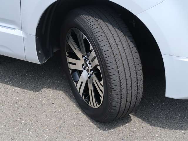 225/55R18　走行面にも異常な摩耗はありません　純正18インチアルミホイール