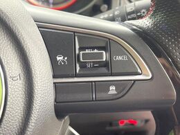 【アダプティブクルーズコントロール】高速道路での長距離走行が楽に！！自動で速度を保つクルーズコントロールが、衝突軽減システムと連携し、前方の車両を感知して車間を保つように速度調節してくれます！！