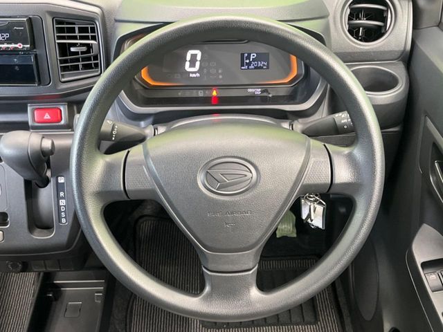 インテリアに合わせたデザインのステアリングは、運転される方のことも考え、運転しやすい形状、大きさです。是非一度、実際に触ってお確かめください。
